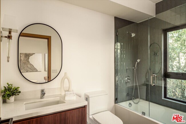 Building Photo - 2822 1/2 Avenel St