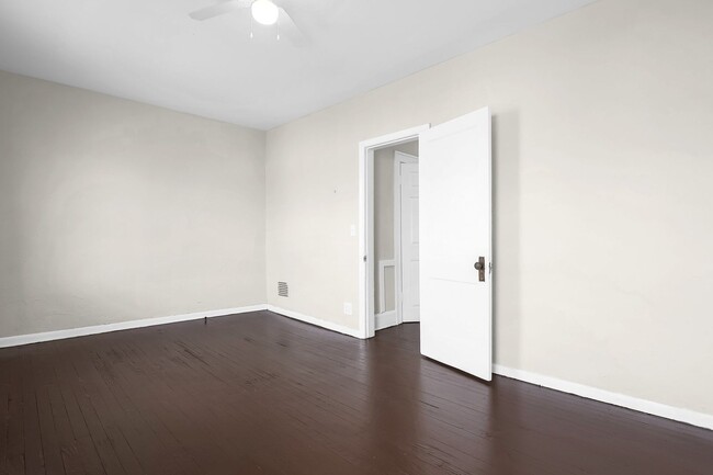 Building Photo - Updated 3 Bed Home
