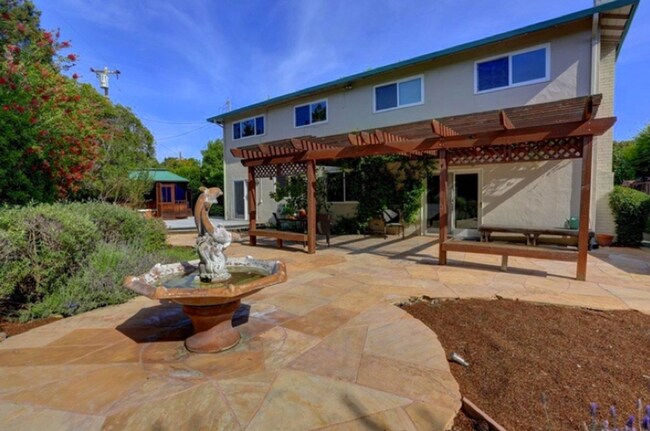 Building Photo - Executive 5BR Home with Private Backyard Retreat