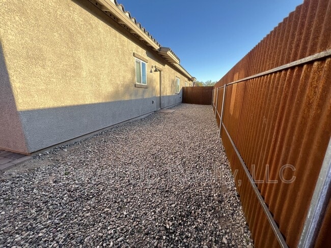 Building Photo - 1506 E 28th St