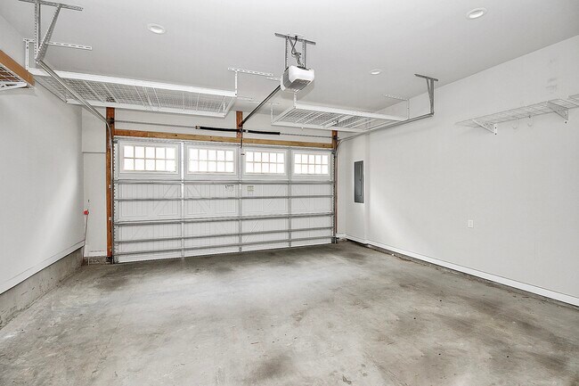 Building Photo - 1420 W 4th St