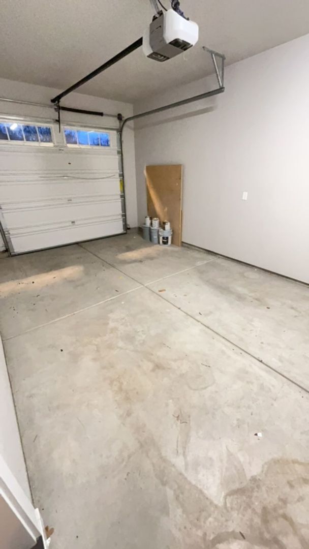 Building Photo - 3 Bedroom 2.5 Bath with Attached Garage