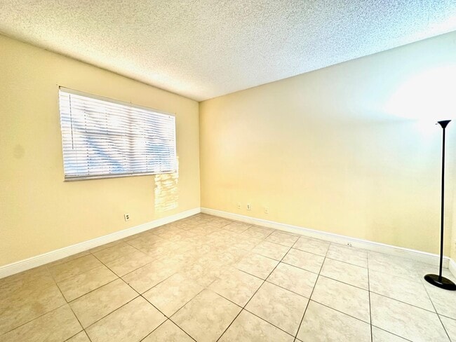 Building Photo - 660 Cypress Club Way