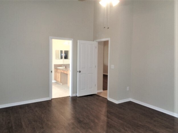 Building Photo - 10546 San Travaso Dr