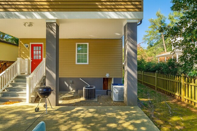 Building Photo - 510 S Barton St