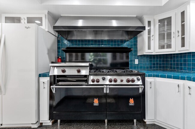 Building Photo - Westwood Townhome in an Exclusive 3-Home Enclave