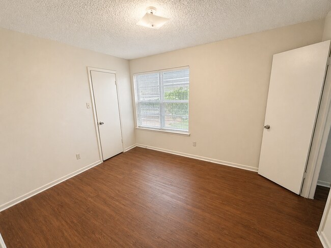 Building Photo - 3002 Chaucer Dr