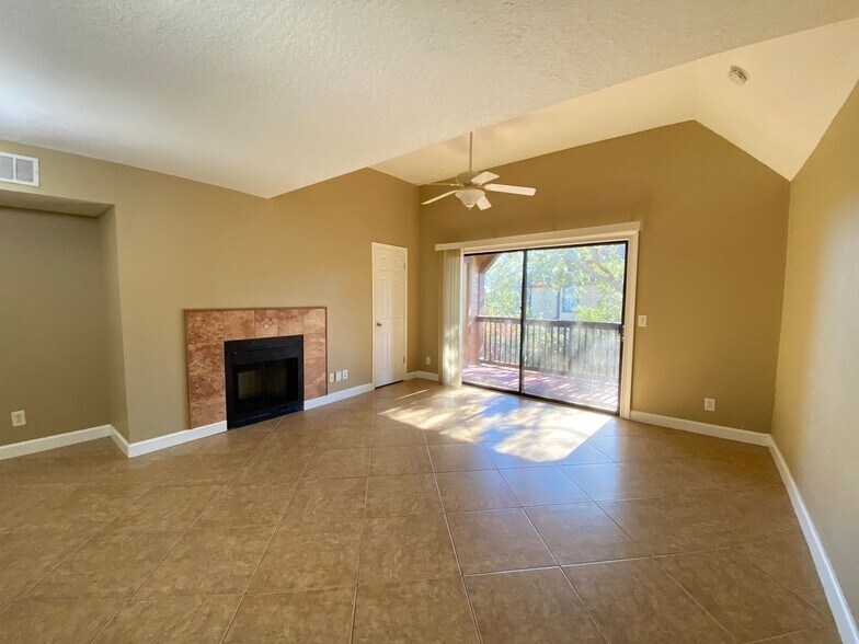 Building Photo - Altamonte Springs Lakefront Gated Community!  1/1 with a fireplace.  Coming Soon!