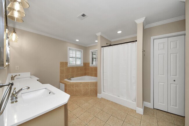 Building Photo - 2215 Gardenia Dr