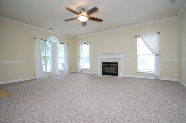 Building Photo - 215 River Oaks Dr
