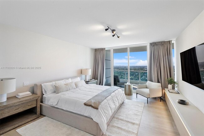 Building Photo - 2127 Brickell Ave