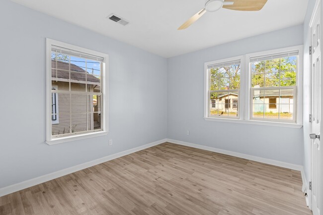 Building Photo - Stylish & Newly Renovated 3 Bedroom 2 Bath...