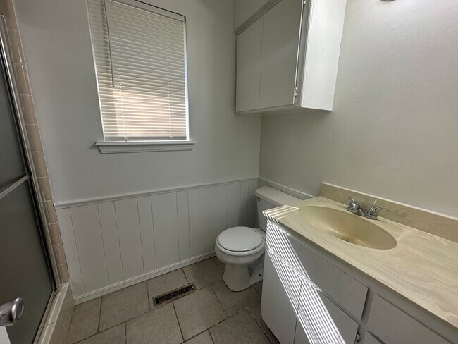 Building Photo - 2 Bed 2 Bath duplex on 10th and Council