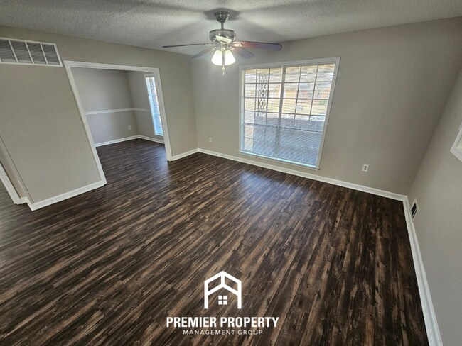 Building Photo - Newly Renovated 5BR Home with 2,334 Sq Ft, Fireplace & Fenced Yard in Memphis