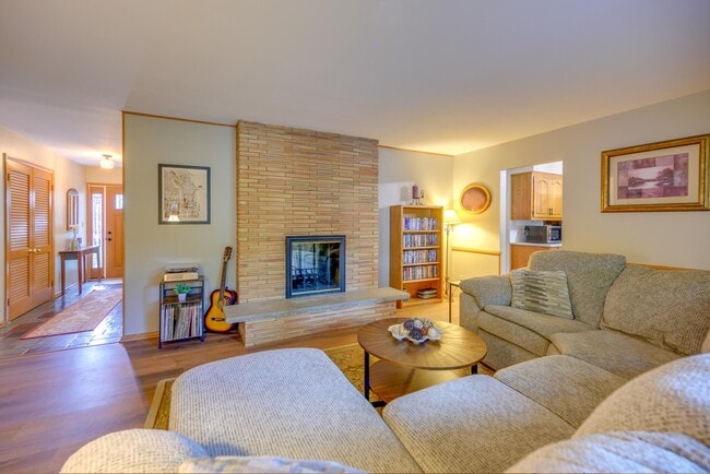 Building Photo - 2820 St James Ln