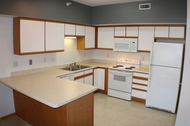 Building Photo - $1,195 | 2 Bedroom, 1 Bathroom Condo | No ...