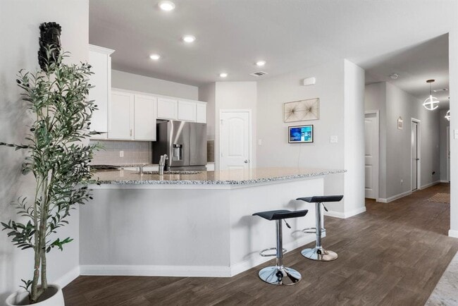 Building Photo - 212 Apache Plum Dr