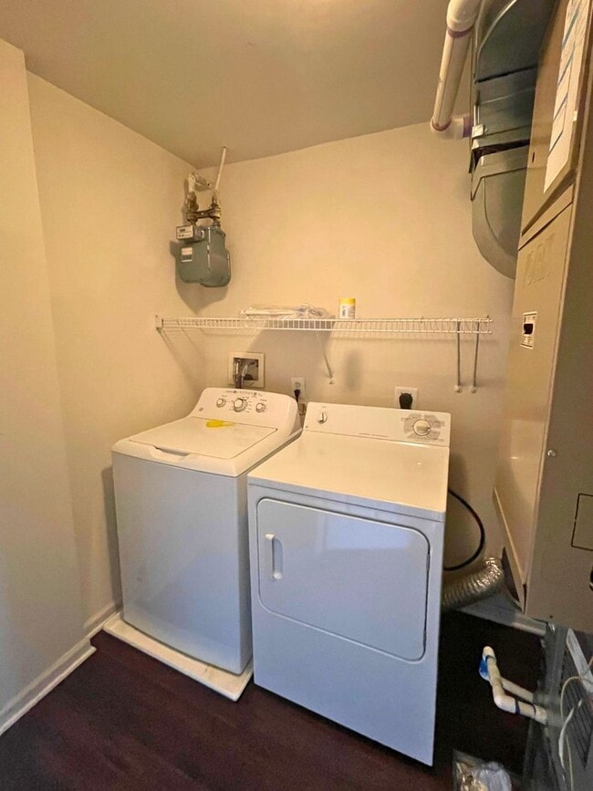 Building Photo - Beautiful 2BR, 2.5BA Townhouse Style Condo Near Old Town Alexandria