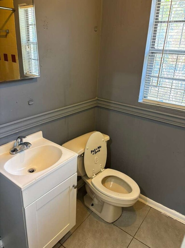 Building Photo - 1360 W 21st St