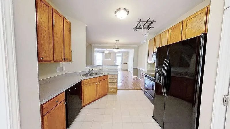 Building Photo - 513 Village Loop Dr