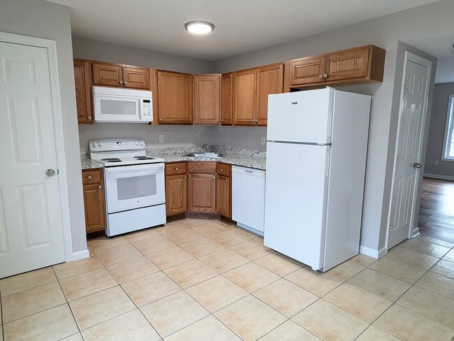 Building Photo - Spacious two-bedroom townhome
