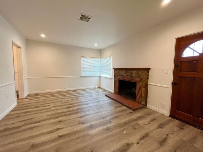 Building Photo - Completely Renovated Jem just north of Ven...