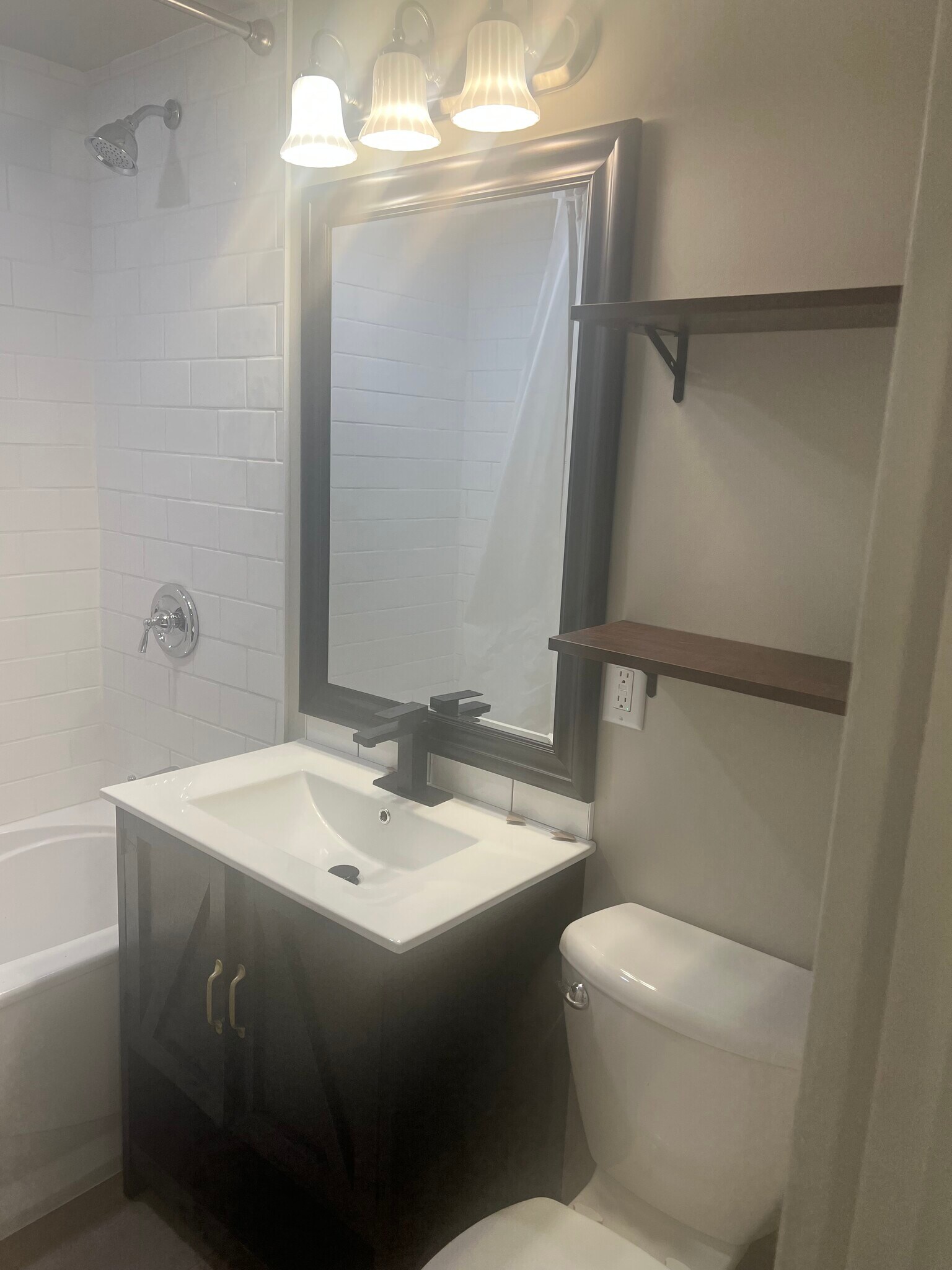 Building Photo - 11850 Edgewater Dr