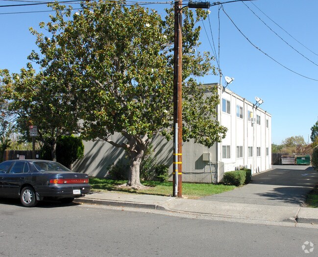 Building Photo - 1320 Leafwood Dr