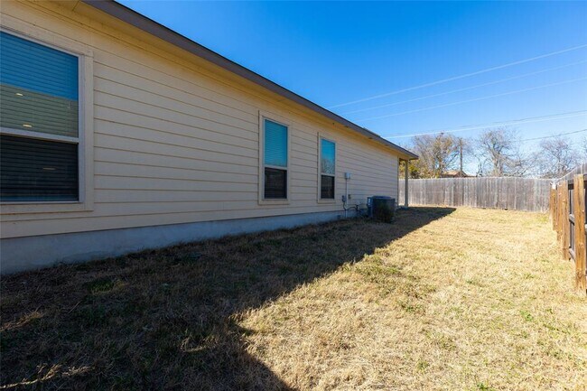 Building Photo - 271 Joanne Lp