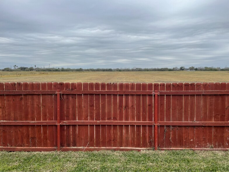 Building Photo - 2511 N Vineyard Ave