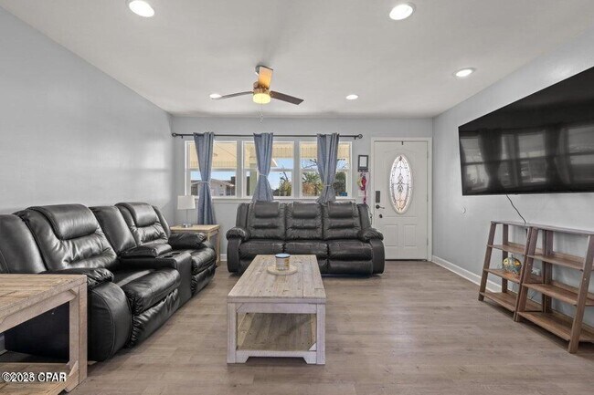 Building Photo - 903 Huntington Dr