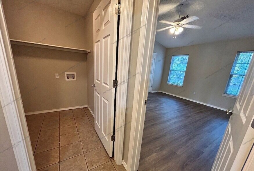 Building Photo - 1475 E Gate Dr