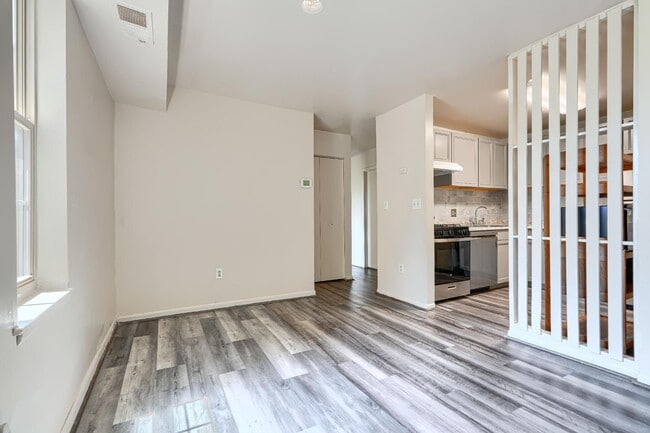 Building Photo - 14 Mountbatten Ct