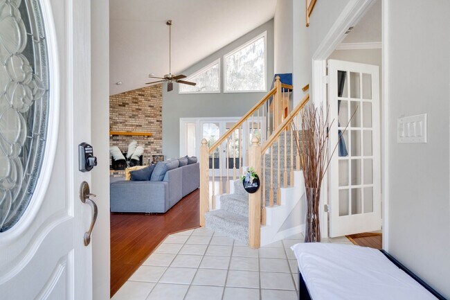 Building Photo - FOR RENT!!! STUNNING AND SPACIOUS SINGLE FAMILY HOME WITH LAKE VIEW...