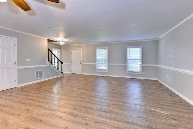 Building Photo - Updated, Spacious, Large Backyard in Newpo...