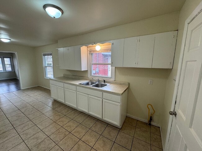 Building Photo - Move-In Ready Rental with Detached Garage