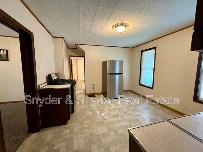 Building Photo - 391 E Voris St