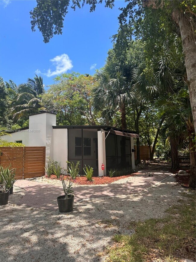 Building Photo - 1733 SW 13th St