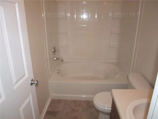 Building Photo - Three Bedroom Town Home, Total Electric