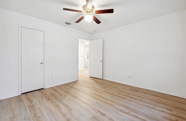 Building Photo - 1611 Sunnycrest Cir