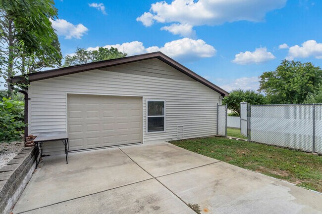 Building Photo - 631 Clover Ln