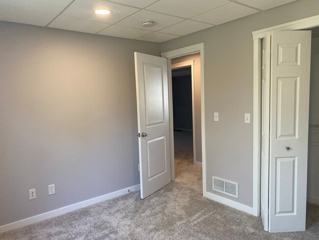 Building Photo - Spacious 5-Bedroom Home on Quiet Cul-de-Sac – Northeast Grand Rapids – Pet Friendly!