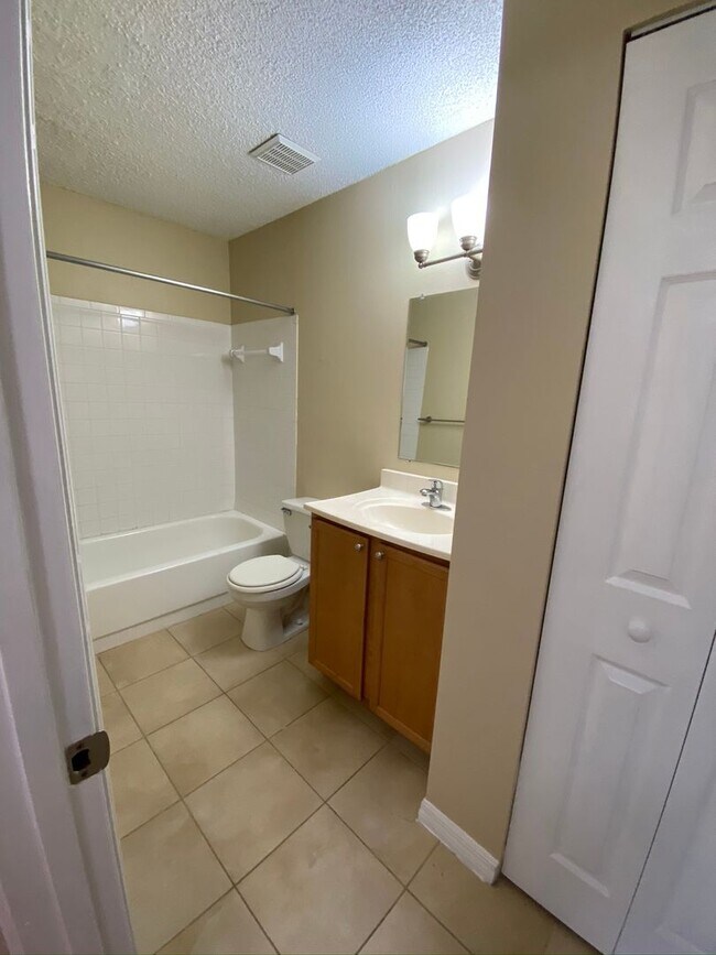 Building Photo - Ground Floor 1 BR + Den in Brandon with Resort Amenities - Up to one Month Free!