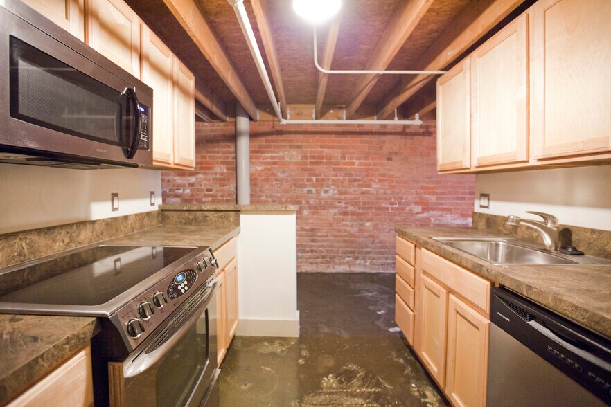 Building Photo - 6533 E Jefferson Ave