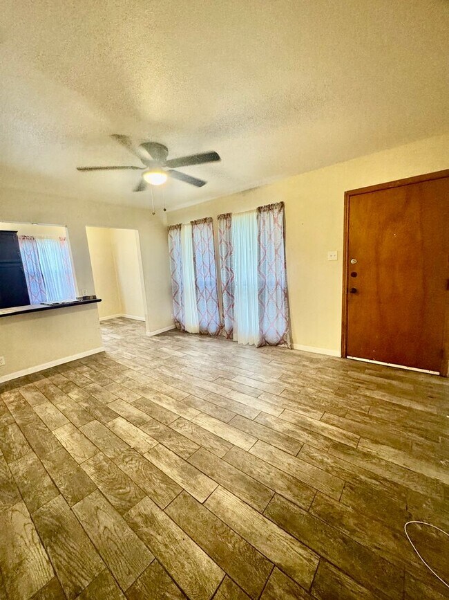 Building Photo - Lexington Subdivision-3/2-Move in ready! Call and schedule today!--Move in special