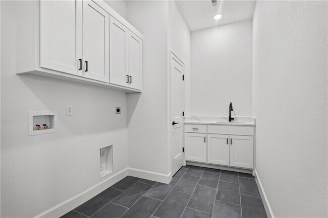 Building Photo - 490 Apollo Dr