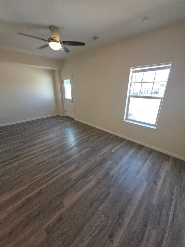 Building Photo - 3 Bed 2.5 Bath PRIME location Townhome!!