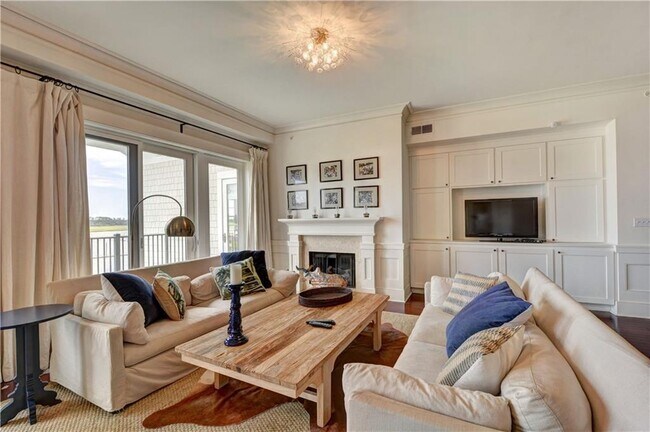 Building Photo - 10 Marina Dr