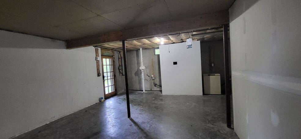 Building Photo - 45 Laurel Hollow Rd