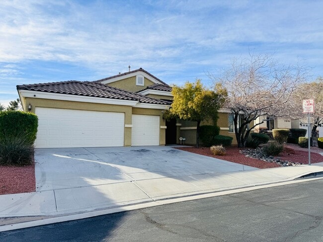 Building Photo - Welcome to this stunning 5-bedroom, 3-bath home located in the desirable Estates of Wigwam Ranch ...
